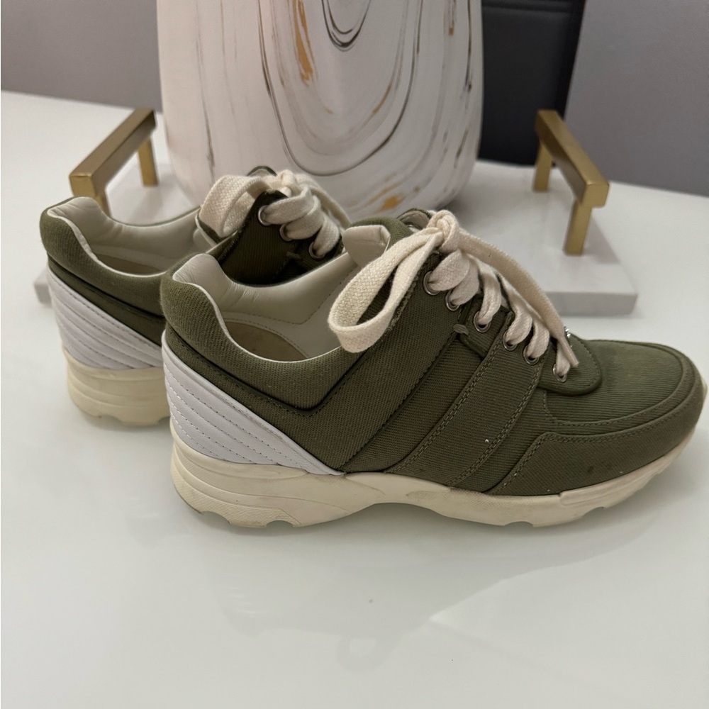 Interlocking CC Logo Canvas Sneakers
Size: 7.5 | IT 37.5.